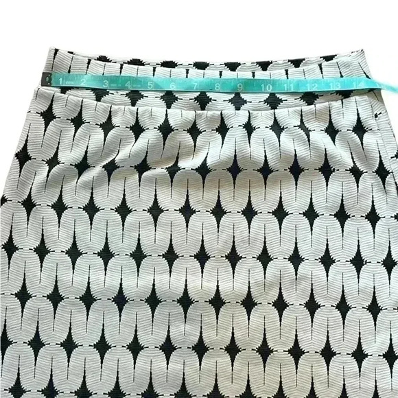 Renee C. Skirt in black - White. Small/medium stretchy pencil knee length skirt - Picture 3 of 4